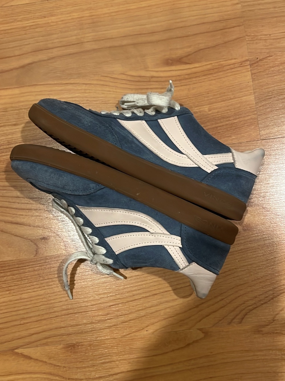 AUTHENTHIC VINCE women’s 5.5 shoes. - Picture 11 of 16